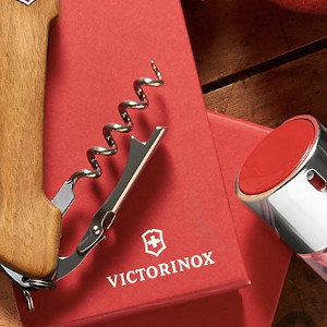 Victorinox schweizerkniv i træfarve hvor proptrækkeren viser over på en folder fra Victorinox.