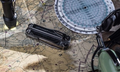 Multi-tool placeret på et kort og kompas