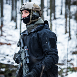 Soldat i Tilak Military Gear i sne landskab. 