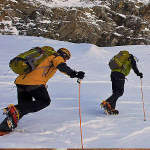 Duffelbag på ryggen på ski 